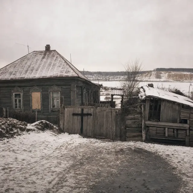 Дом на Заречной зимой, на воротах — крест — дело №14 «Порча»
